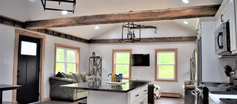 Country Farm House-Fully Renovated-Sleeps 10