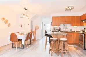Dining - The Boho Bliss - Stylish 5BR Stay Near Niagara Falls & NOTL! (Thorold)