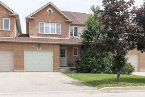 Exterior - The Boho Bliss - Stylish 5BR Stay Near Niagara Falls & NOTL! (Thorold)