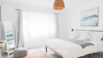 5 bedrooms, iron/ironing board, WiFi, bed sheets