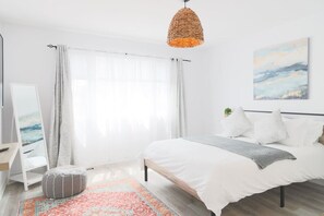 5 bedrooms, iron/ironing board, WiFi, bed sheets - The Boho Bliss - Stylish 5BR Stay Near Niagara Falls & NOTL! (Thorold)