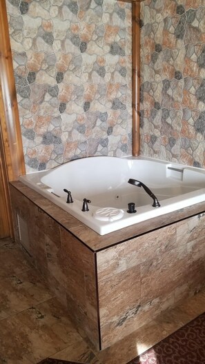 Douche, baignoire Ă jets, sĂšche-cheveux, serviettes fournies