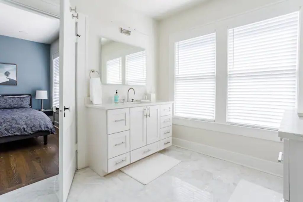 3 soverom, skrivebord, strykejern/-brett og reiseseng for barn