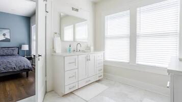 3 soverom, skrivebord, strykejern/-brett og reiseseng for barn