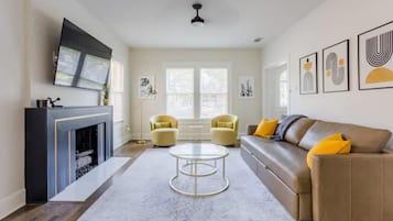 Una Smart TV, una chimenea, libros, un reproductor estéreo