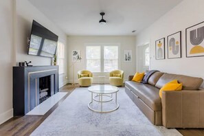 Una Smart TV, una chimenea, libros, un reproductor estéreo