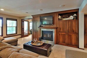 Living area - Golf Road Lake House (Sarona)