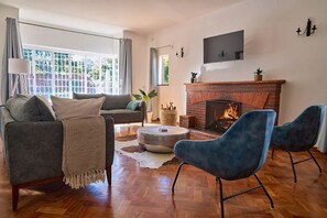 Smart-TV, Kamin, Bücher