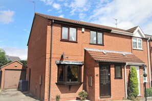 Exterior - Thorne - Newly Refurbished - Garden & Parking-Quiet Cul De Sac Location (Thorne)