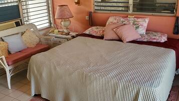 3 makuuhuonetta, työpöytä, silitysrauta/-lauta, ilmainen Wi-Fi