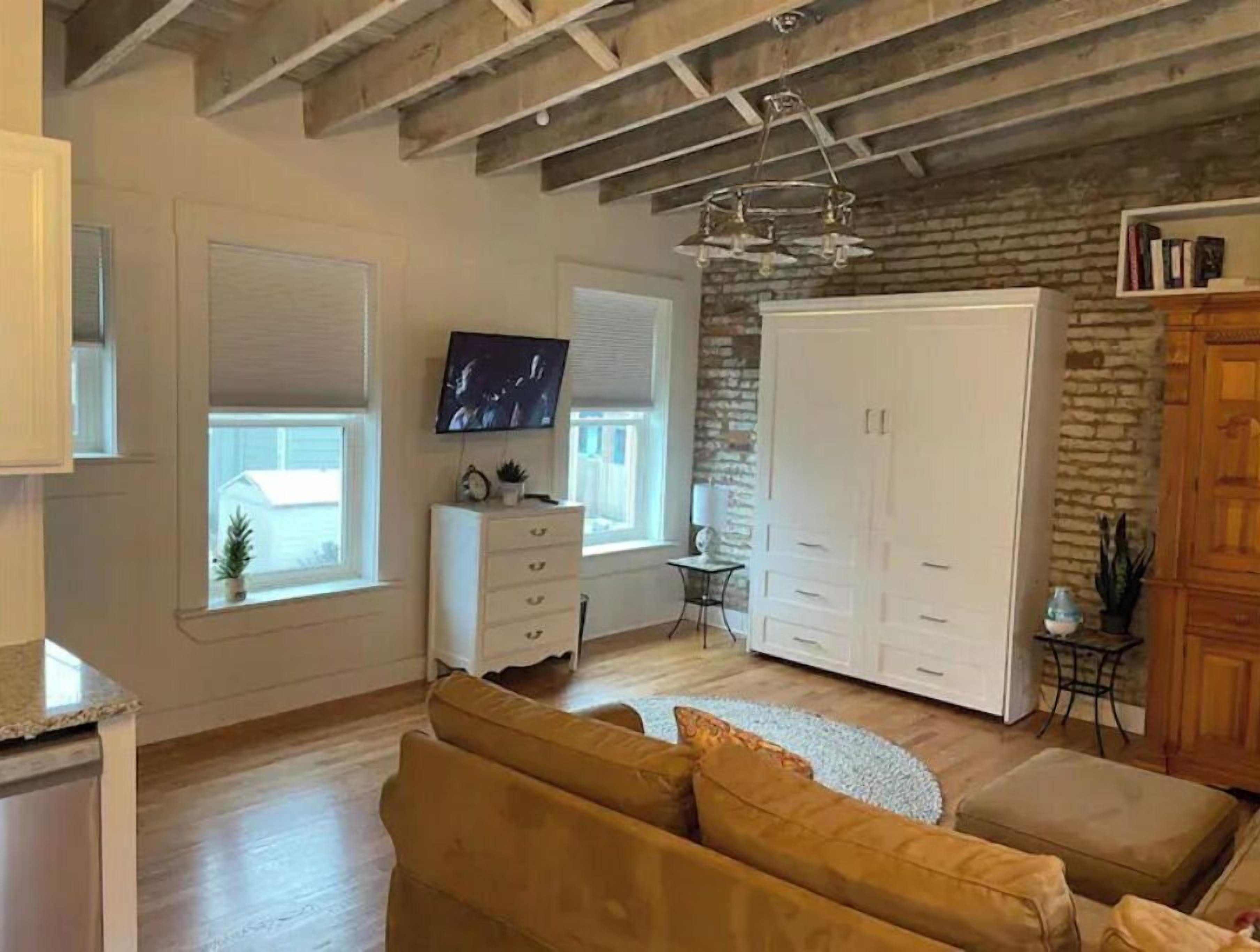 Smart TV, Netflix, Hulu, books