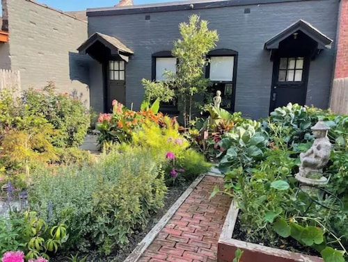 Tranquil In-Town Garden Carriage House, No pet fee