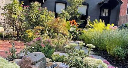 Tranquil In-Town Garden Carriage House, No pet fee