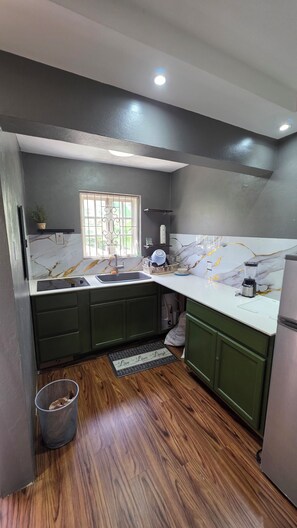 Fridge, microwave, stovetop, coffee/tea maker - Cozyville in the Manor (Ocho Rios)