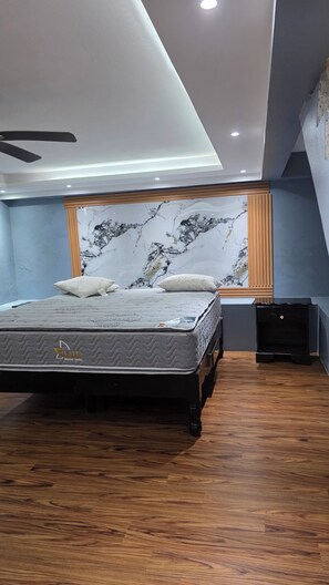 2 عدّة غرف نوم ومكواة/لوح كي وواي فاي مجانًا وملاءات أسرّة