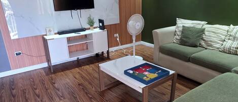 Smart TV, libros y estéreo