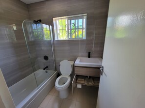 وحدات دش مع أحواض استحمام، مناشف، صابون، ورق حمّام