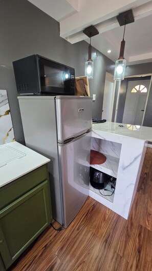 ثلاجة، ميكروويف، موقد طهي مسطح، ماكينة لصنع القهوة/الشاي