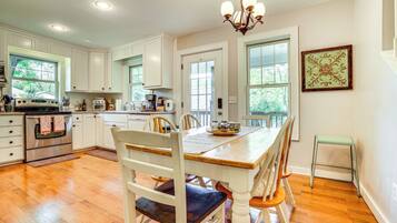 Réfrigérateur, micro-ondes, plaque de cuisson, lave-vaisselle