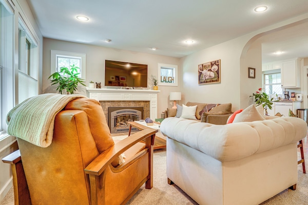 Living Room | 1st Floor | Smart TV | Central A/C & Heating | Gas Fireplace