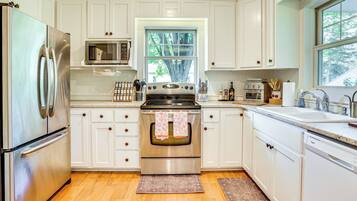 Réfrigérateur, micro-ondes, plaque de cuisson, lave-vaisselle