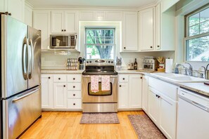 Fridge, microwave, stovetop, dishwasher