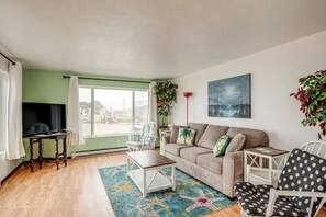 TV - Rockaway Beach Apt w/ Ocean Views: Steps to Shore (Rockaway Beach)