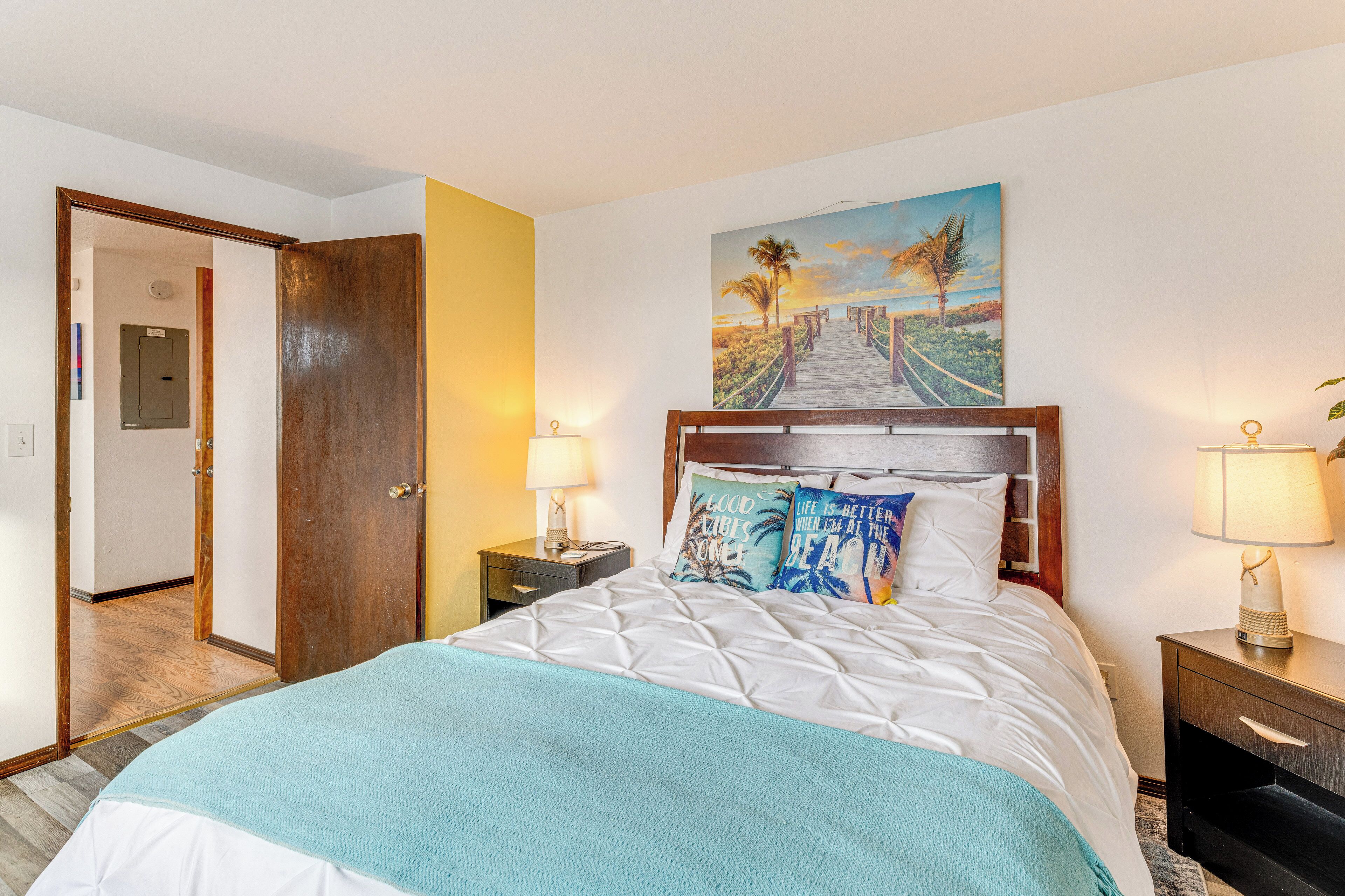 1 bedroom, desk, WiFi, bed sheets