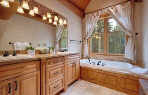 Combinazione doccia/vasca, asciugacapelli, asciugamani