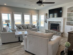 TV connectée, cheminée, baby-foot, livres