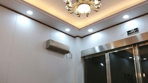 Lobby-lounge
