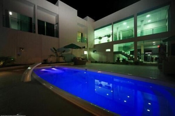 Una piscina al aire libre
