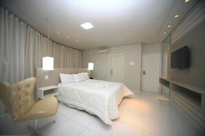 Escritorio, espacio para trabajar con laptop y ropa de cama