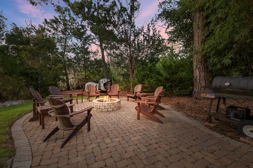 Peachtree Oak Cottage: Cozy 3-bedroom retreat with breathtaking marsh views and spacious backyard