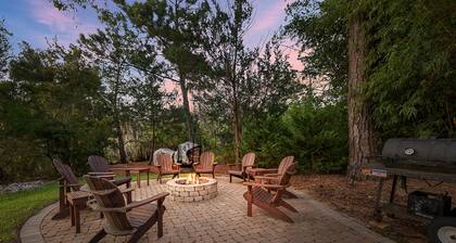 Peachtree Oak Cottage: Cozy 3-bedroom retreat with breathtaking marsh views and spacious backyard