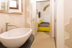 Doccia, asciugacapelli, bidet, asciugamani