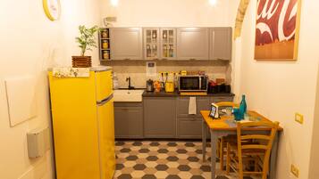 Frigorifero, microonde, macchina per tè/caffè, tostapane