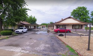 Exterior - Budget Host Inn (Gilman)