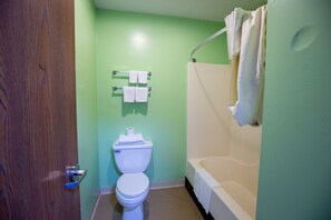 Quarto luxo, 2 camas Queen, para não fumantes, geladeira e micro-ondas | Banheiro