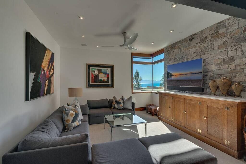 Smart TV, fireplace, stereo