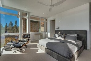 7 soverom, skrivebord, strykejern/-brett og reiseseng for barn