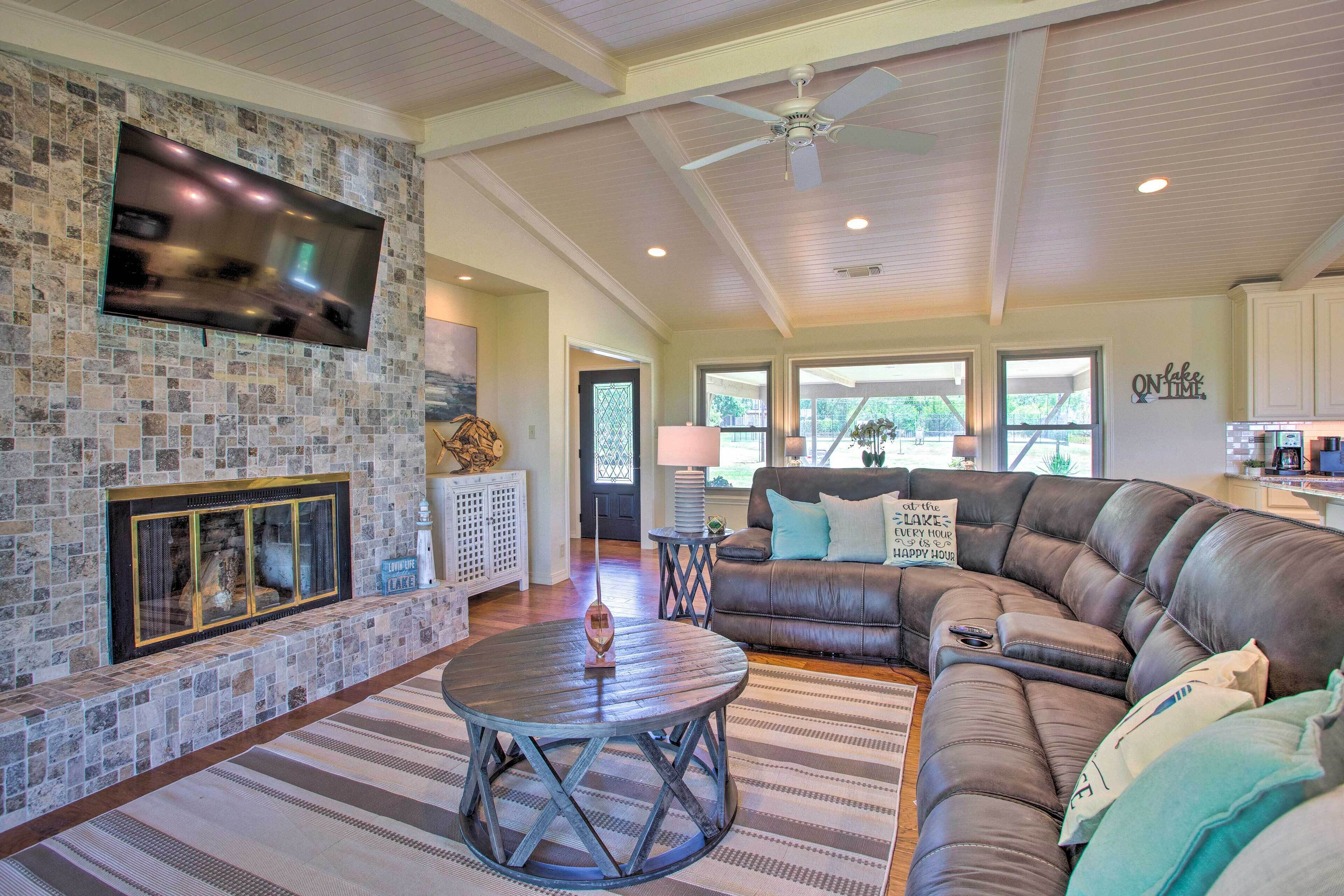 Lake View ‘Tangled at Texoma’ Home w/ Hot Tub!