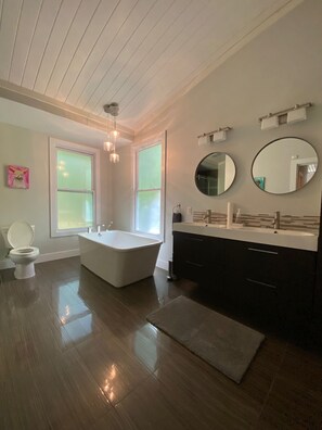 Bathtub, towels, soap, toilet paper - Updated Cottage in Southcott Pines, Grand Bend. Steps to Sun Beach (Grand Bend)