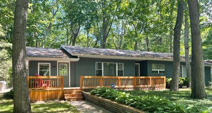 Updated Cottage in Southcott Pines, Grand Bend. Steps to Sun Beach