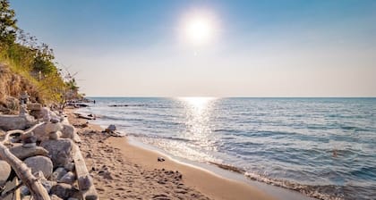 Updated Cottage in Southcott Pines, Grand Bend. Steps to Sun Beach