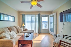 Living area - Beautiful Brigantine Condo - Walk to Beach! (Brigantine)