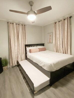 2 室のベッドルーム、アイロン / アイロン台、WiFi、ベッドシーツ