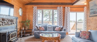 Pigeon Lake Lakefront Cottage