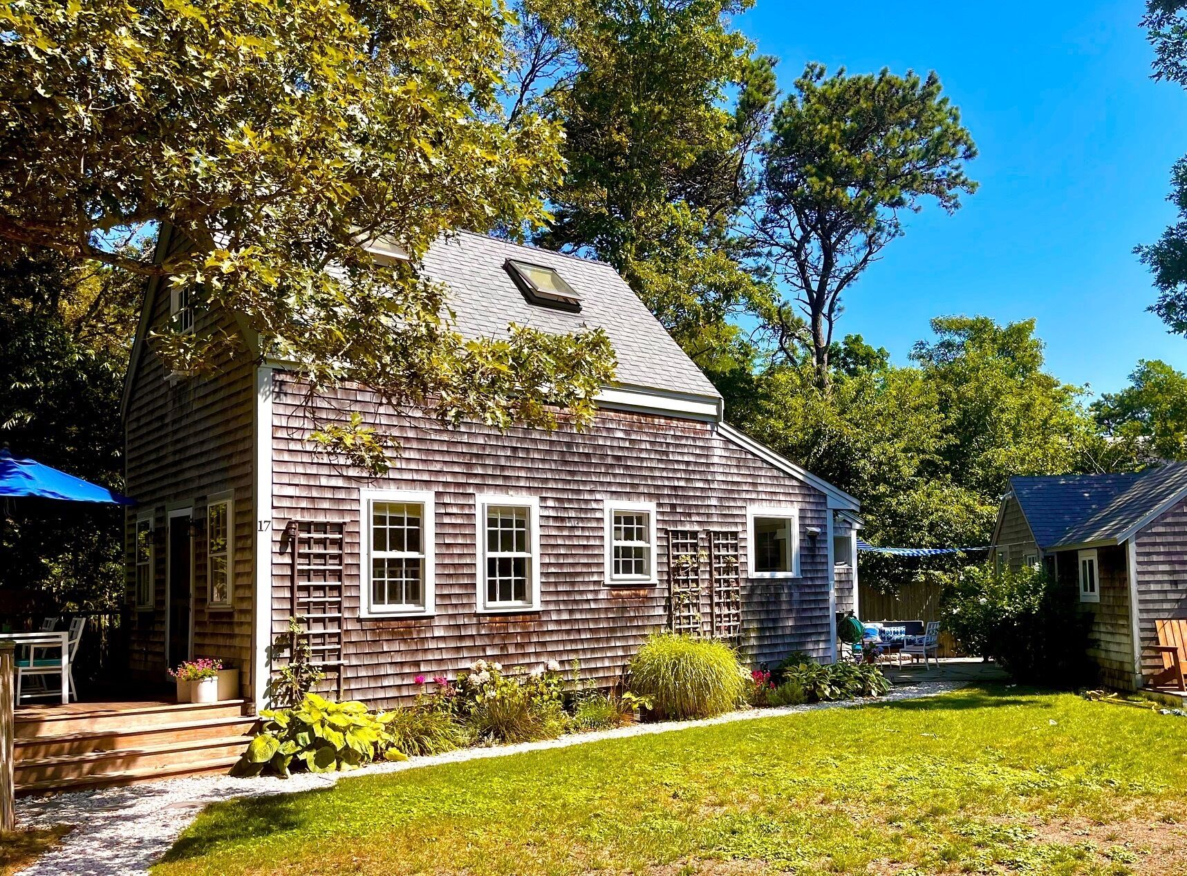 Sunny Oak Bluffs cottage minutes from beach