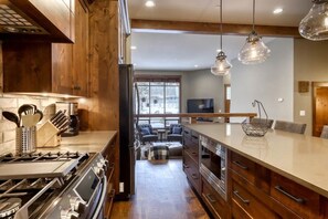 冷蔵庫、電子レンジ、オーブン、コンロ